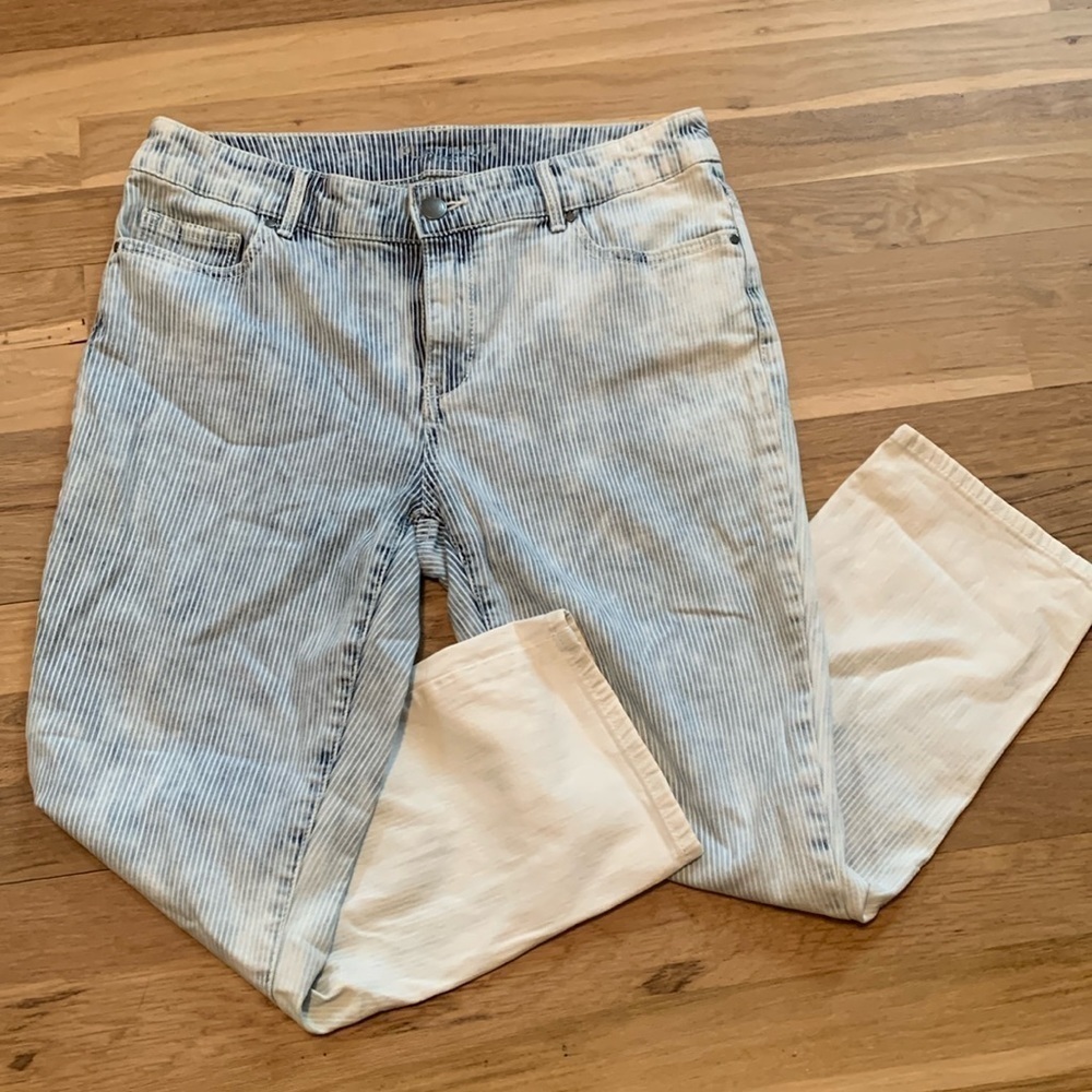Chico’s Platinum Crop Capri Faded Pinstripe Blue/White Jeans Women’s 0